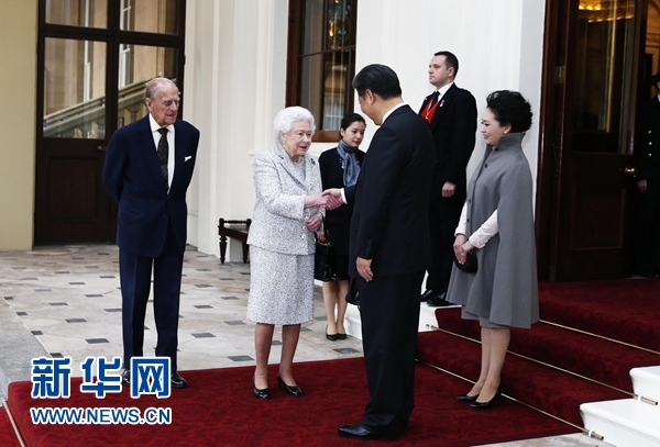 10月22日，國家主席習(xí)近平和夫人彭麗媛離開白金漢宮。離開前，英國女王伊麗莎白二世和丈夫菲利普親王專門前來同習(xí)近平夫婦親切話別。新華社記者 鞠鵬 攝