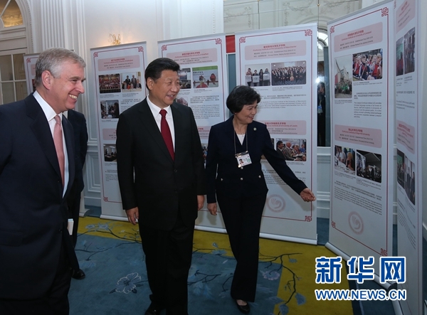 10月22日，國家主席習(xí)近平在倫敦出席全英孔子學(xué)院和孔子課堂年會開幕式。這是習(xí)近平參觀全英孔子學(xué)院和孔子課堂成果圖片展。 新華社記者 龐興雷 攝