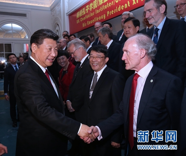 10月22日，國家主席習(xí)近平在倫敦出席全英孔子學(xué)院和孔子課堂年會開幕式。這是習(xí)近平同參加開幕式的嘉賓親切交談。 新華社記者 龐興雷 攝 