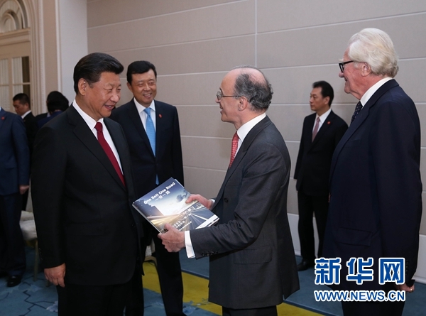 10月22日，國(guó)家主席習(xí)近平在倫敦集體會(huì)見(jiàn)英國(guó)前首相布朗等英國(guó)友人。新華社記者 龐興雷 攝 