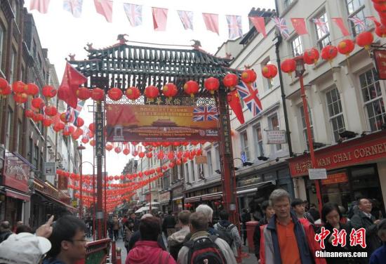 習(xí)近平主席訪問英國，倫敦唐人街掛出大紅燈籠和中英兩國國旗。 <a target='_blank' ><p  align=