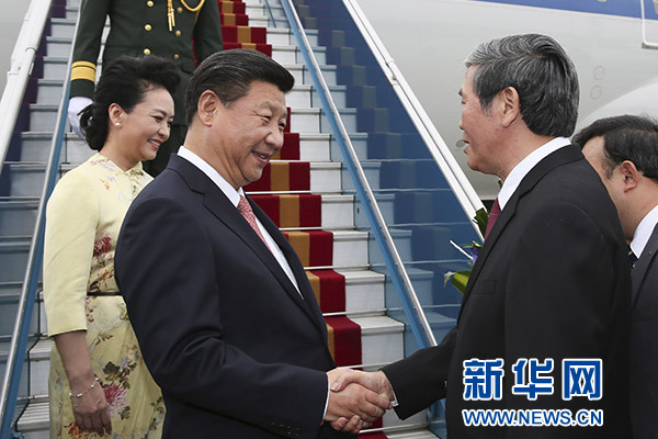 11月5日，中共中央總書(shū)記、國(guó)家主席習(xí)近平抵達(dá)越南首都河內(nèi)，開(kāi)始對(duì)越南進(jìn)行國(guó)事訪問(wèn)。這是越南高級(jí)官員到機(jī)場(chǎng)迎接習(xí)近平和夫人彭麗媛。新華社記者蘭紅光攝 