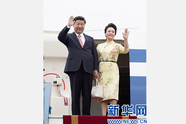 11月5日，中共中央總書(shū)記、國(guó)家主席習(xí)近平抵達(dá)越南首都河內(nèi)，開(kāi)始對(duì)越南進(jìn)行國(guó)事訪問(wèn)。這是習(xí)近平和夫人彭麗媛步出艙門(mén)向歡迎人群揮手致意。新華社記者 李學(xué)仁 攝