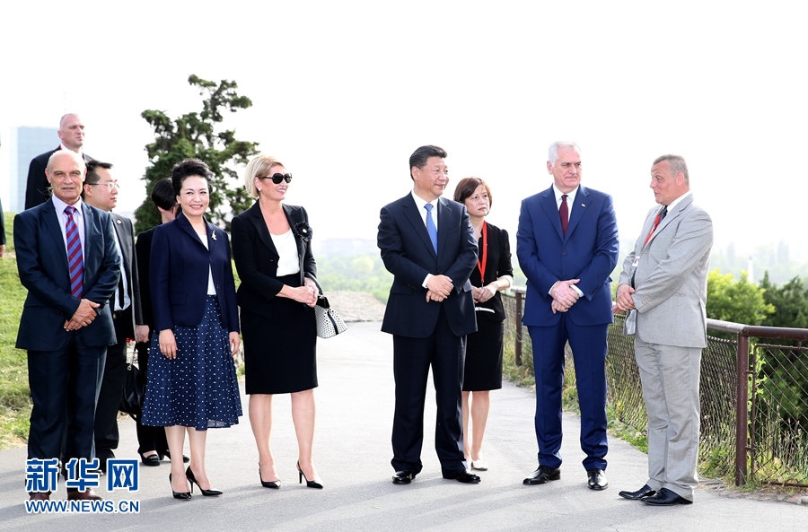 6月17日，中國國家主席習(xí)近平和夫人彭麗媛在塞爾維亞總統(tǒng)尼科利奇夫婦陪同下參觀具有悠久歷史的貝爾格萊德卡萊梅格丹公園。 新華社記者 馬占成 攝