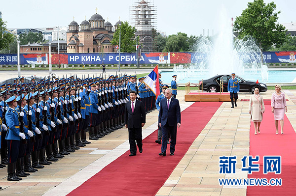 6月18日，國家主席習(xí)近平出席塞爾維亞總統(tǒng)尼科利奇在貝爾格萊德舉行的隆重歡迎儀式。 新華社記者饒愛民攝