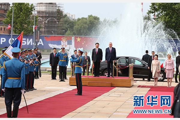  6月18日，國家主席習(xí)近平出席塞爾維亞總統(tǒng)尼科利奇在貝爾格萊德舉行的隆重歡迎儀式。 新華社記者馬占成攝