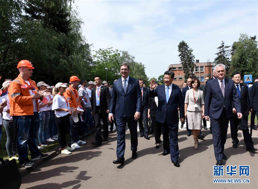 6月19日上午，國(guó)家主席習(xí)近平在貝爾格萊德參觀河鋼集團(tuán)塞爾維亞斯梅代雷沃鋼廠。習(xí)近平抵達(dá)時(shí)，塞爾維亞總統(tǒng)尼科利奇、總理武契奇在停車處熱情迎接。鋼廠工人和家屬、當(dāng)?shù)厥忻駭?shù)千人夾道歡迎。新華社記者 饒愛民 攝