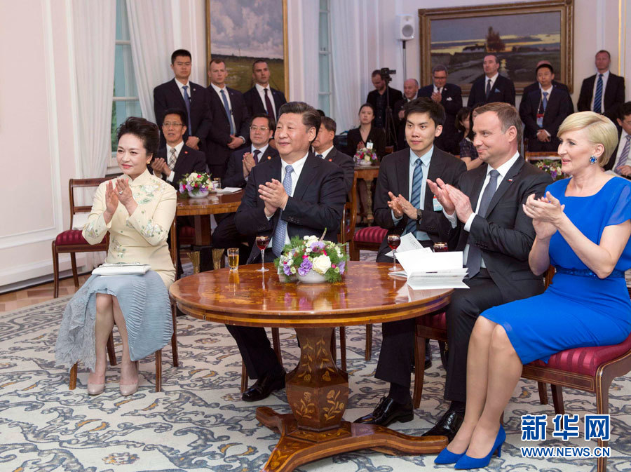 6月19日，國(guó)家主席習(xí)近平和夫人彭麗媛下午抵達(dá)波蘭首都華沙，當(dāng)晚即應(yīng)邀來(lái)到貝爾維德宮做客。這是習(xí)近平和彭麗媛同杜達(dá)夫婦共同欣賞波蘭馬佐夫舍民族歌舞團(tuán)的精彩演出。新華社記者 謝環(huán)馳 攝 