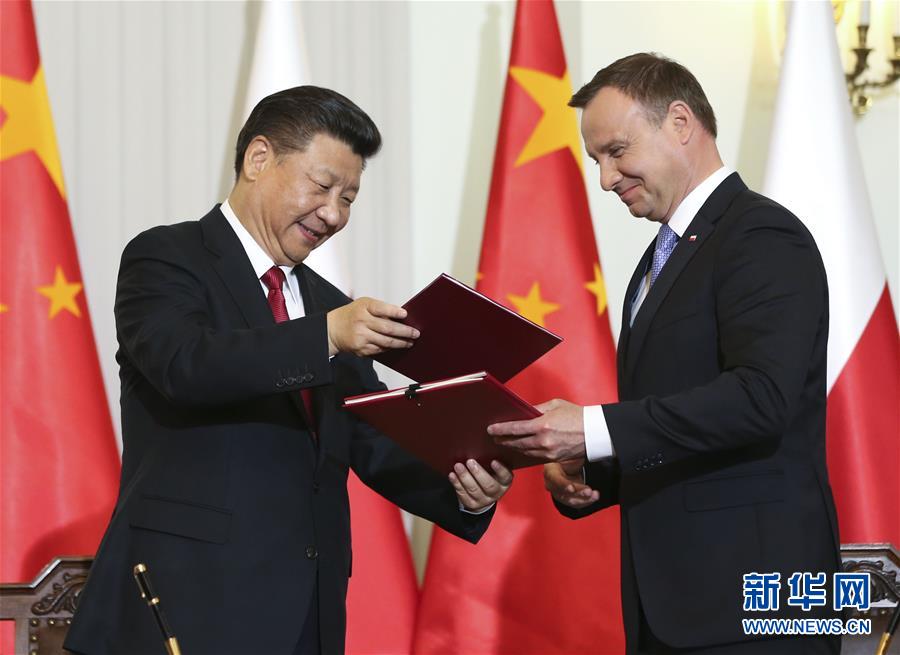 6月20日，國家主席習(xí)近平在華沙同波蘭總統(tǒng)杜達(dá)舉行會(huì)談。這是會(huì)談后，兩國元首共同簽署《中華人民共和國和波蘭共和國關(guān)于建立全面戰(zhàn)略伙伴關(guān)系的聯(lián)合聲明》。新華社記者蘭紅光攝