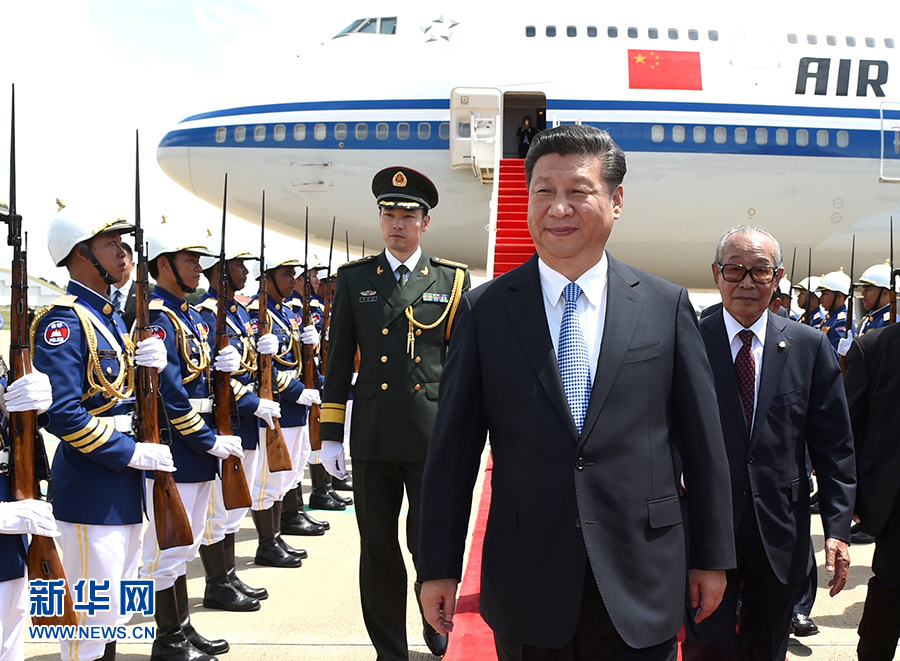 10月13日，國家主席習近平乘專機抵達金邊國際機場，開始對柬埔寨王國進行國事訪問。柬埔寨副首相兼王宮事務(wù)大臣貢桑奧親王和夏卡朋親王、阿倫公主等在舷梯旁熱情迎接習近平主席。新華社記者　謝環(huán)馳　攝