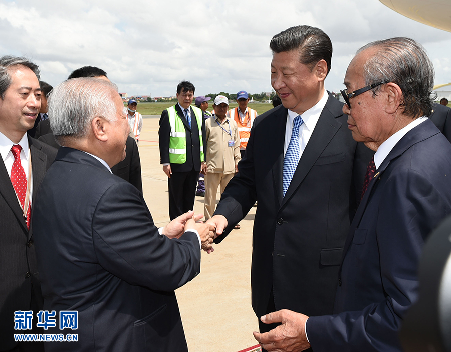 10月13日，國家主席習近平乘專機抵達金邊國際機場，開始對柬埔寨王國進行國事訪問。柬埔寨副首相兼王宮事務(wù)大臣貢桑奧親王和夏卡朋親王、阿倫公主等在舷梯旁熱情迎接習近平主席。新華社記者　謝環(huán)馳　攝