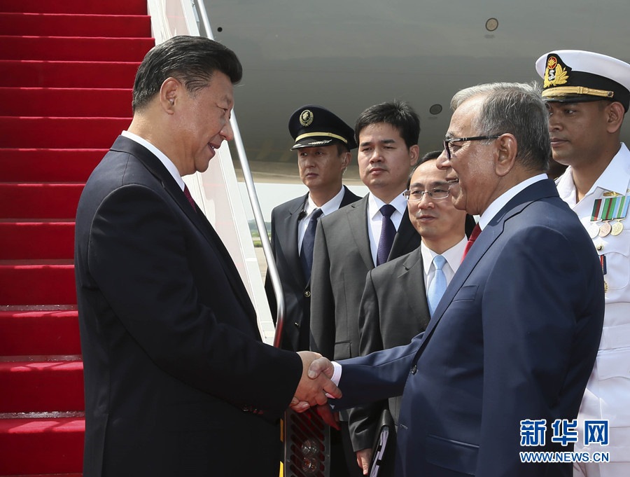 10月14日，國(guó)家主席習(xí)近平抵達(dá)達(dá)卡，開始對(duì)孟加拉人民共和國(guó)進(jìn)行國(guó)事訪問(wèn)。這是孟加拉國(guó)總統(tǒng)哈米德在舷梯旁迎接習(xí)近平主席。 新華社記者蘭紅光 攝