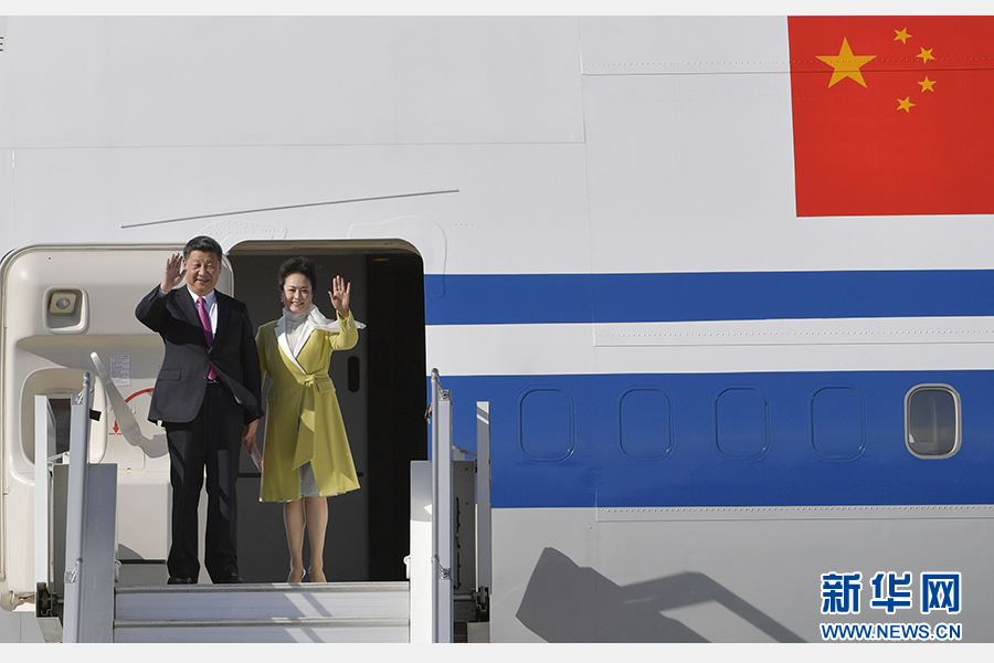 當(dāng)?shù)貢r(shí)間11月17日，國家主席習(xí)近平乘專機(jī)抵達(dá)基多，開始對(duì)厄瓜多爾共和國進(jìn)行國事訪問。這是習(xí)近平與夫人彭麗媛向歡迎人群揮手致意。新華社記者 王曄 攝 
