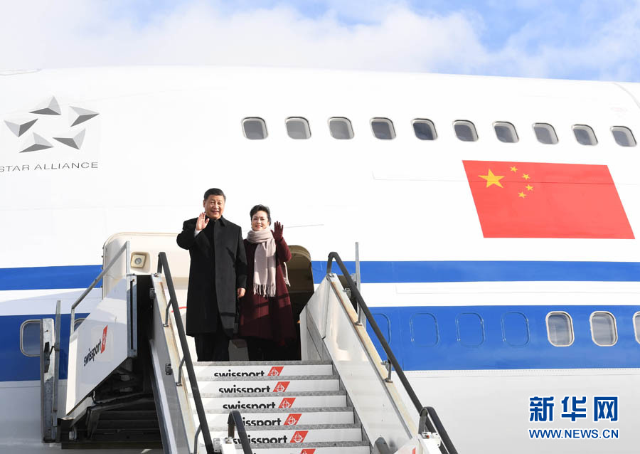 1月15日，國(guó)家主席習(xí)近平乘專(zhuān)機(jī)抵達(dá)蘇黎世，開(kāi)始對(duì)瑞士聯(lián)邦進(jìn)行國(guó)事訪問(wèn)。 這是習(xí)近平和夫人彭麗媛步出艙門(mén)。 新華社記者 饒愛(ài)民 攝