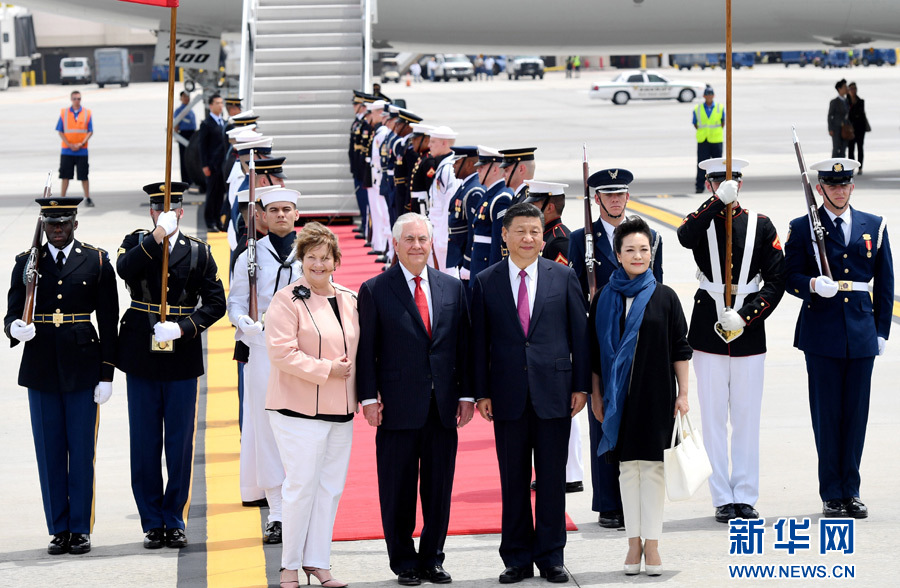 4月6日，國(guó)家主席習(xí)近平乘專(zhuān)機(jī)抵達(dá)美國(guó)佛羅里達(dá)州，將在海湖莊園同美國(guó)總統(tǒng)特朗普舉行中美元首會(huì)晤。習(xí)近平和夫人彭麗媛受到美國(guó)國(guó)務(wù)卿蒂勒森夫婦等熱情迎接。新華社記者 吳曉凌 攝