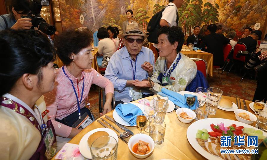 （國(guó)際）（3）朝韓離散家屬在朝鮮金剛山共進(jìn)晚餐