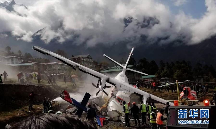 (國際)(1)珠峰南坡一小飛機(jī)撞直升機(jī)2人死亡