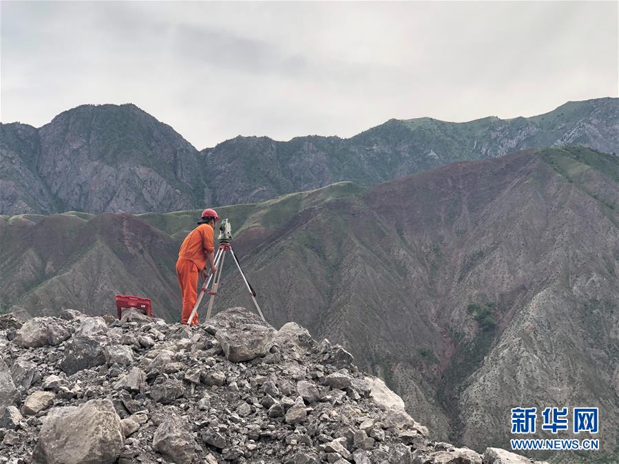 （習近平出訪配合稿·圖文互動）（7）通訊：雪山腳下有條“中國路”