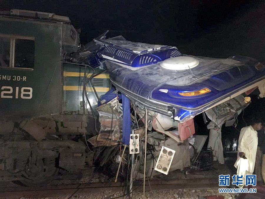 （國際）（3）巴基斯坦火車與巴士相撞事故死亡人數(shù)升至30人