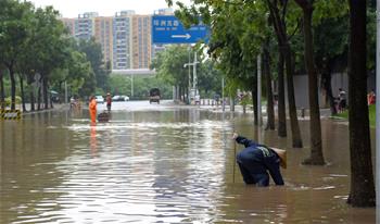 臺(tái)風(fēng)“艾云尼”攜雨襲廣州