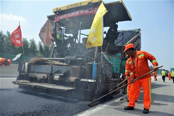 烈日下的公路“醫(yī)生”